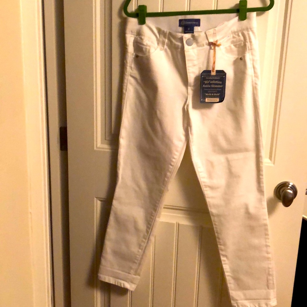 New Democracy white jeans. Never worn / tags on. Size 8